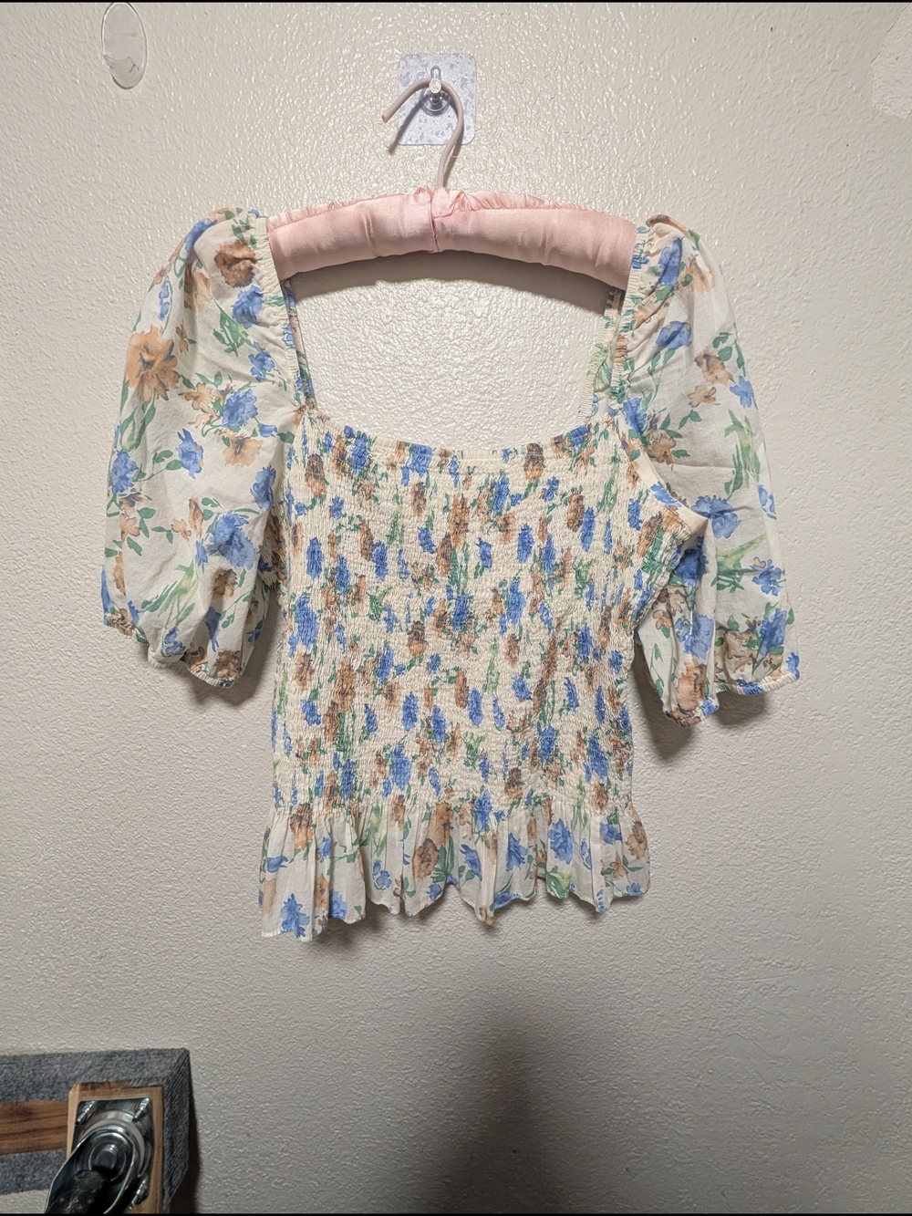 Heartloom Blue & Cream Floral Smocked Puff-Sleeve Top Sz Medium